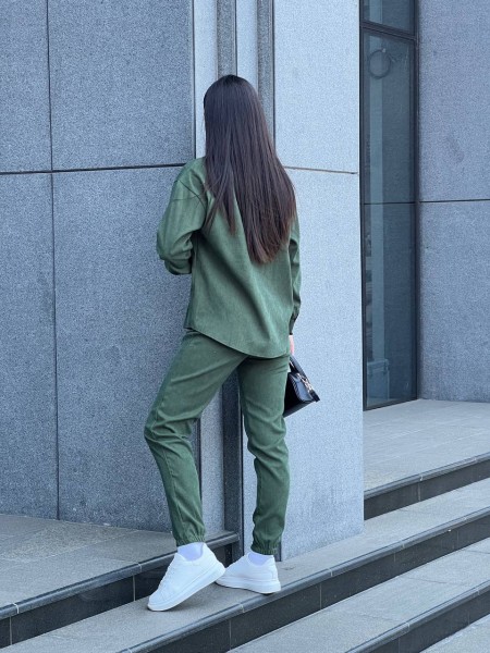 Жіночий костюм із мікровельвету на кнопках  кольору хакi 26052 Vo