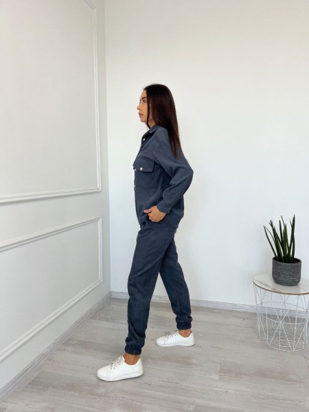 Жіночий костюм із мікровельвету на кнопках графiтового кольору  26055 Vo