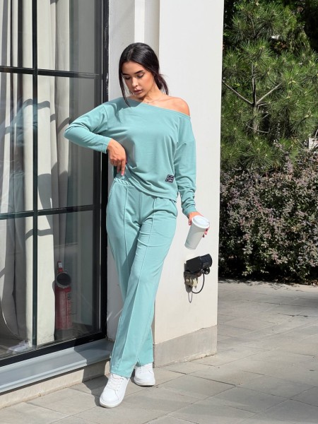 Жіночий костюм зі спущеним плечем оливкового кольору 26296 МО