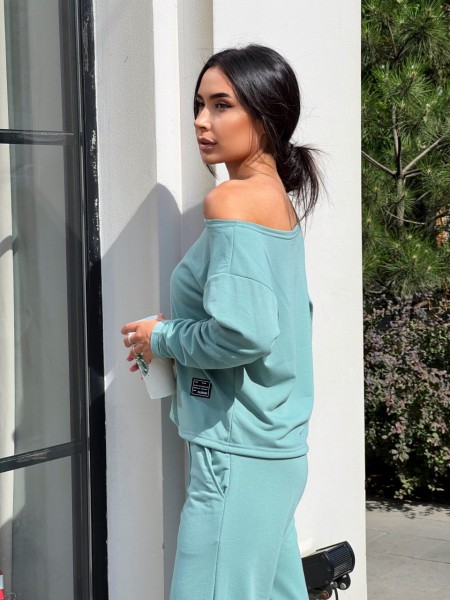 Жіночий костюм зі спущеним плечем оливкового кольору 26296 МО