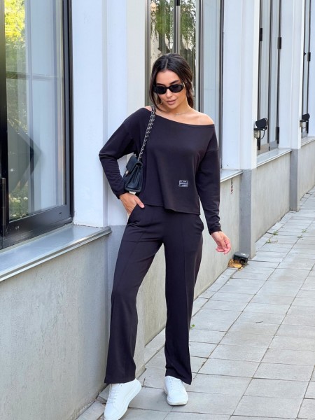 Жіночий костюм зі спущеним плечем чорного кольору 26298 МО