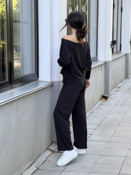 Жіночий костюм зі спущеним плечем чорного кольору 26298 МО