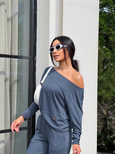 Жіночий костюм зі спущеним плечем  кольору  фуме 26299 МО