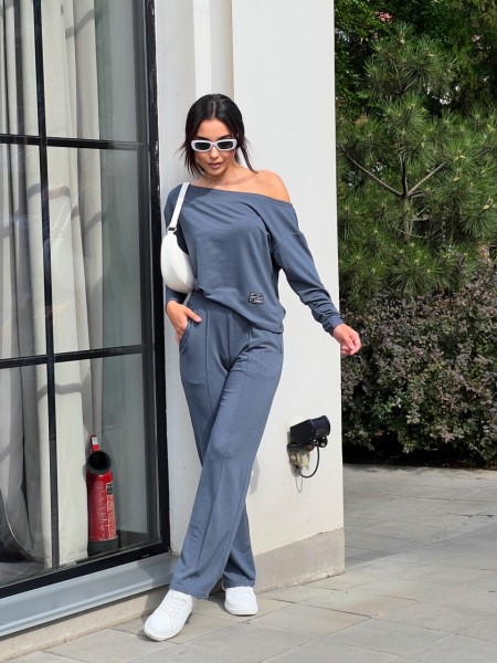 Жіночий костюм зі спущеним плечем  кольору  фуме 26299 МО