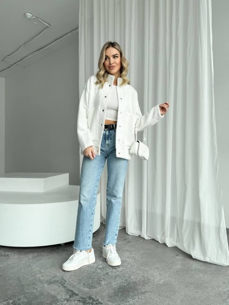 Жіночий бомбер з букле баранчика білого кольору 26875 АА