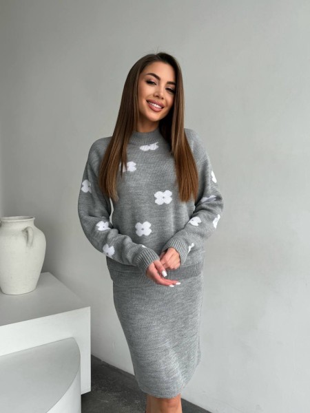 Жіночий в'язаний костюм сiрого кольору 26938 АО