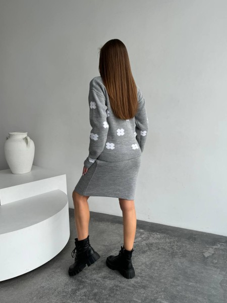 Жіночий в'язаний костюм сiрого кольору 26938 АО