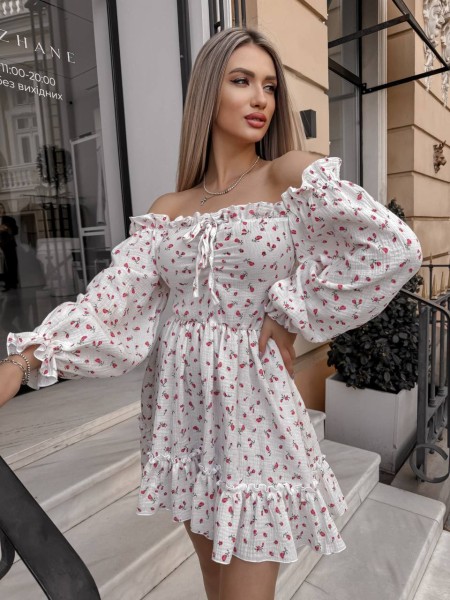 Муслинова сукня міні білого кольору в малинову квітку 27736 LAM