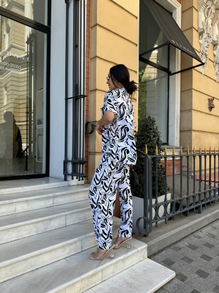 Ніжний прогулянковий костюм молочного кольору 28060 N