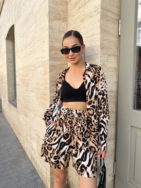 Трендовый прогулочный костюм с шортами леопардового цвета 28261