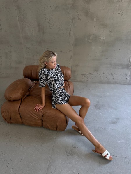 Тонкий, жіночий костюм у рубчик білого кольору в чорну квітку 28422 SoC