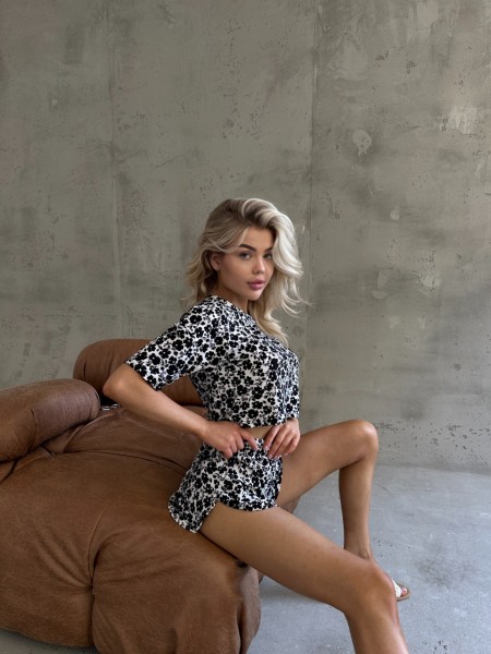 Тонкий, жіночий костюм у рубчик білого кольору в чорну квітку 28422 SoC