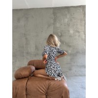 Тонкий, жіночий костюм у рубчик чорного кольору в білу квітку 28423 SoC