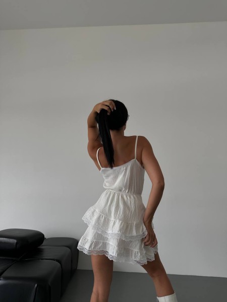 Легкое платье с декором кружева белого цвета 28749