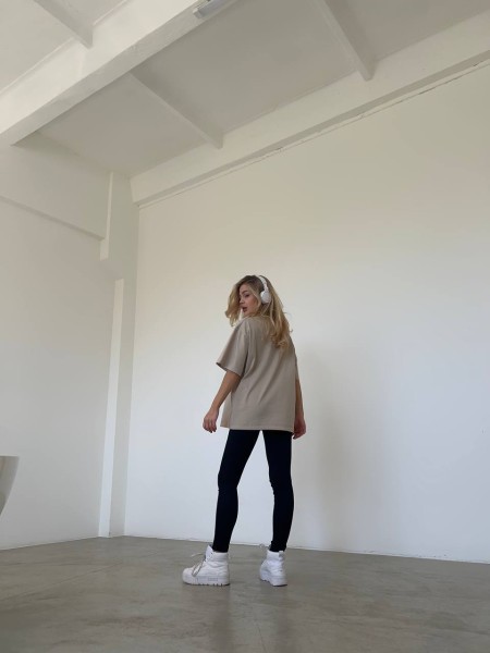 Стильна бавовняна футболка з написом бежевого кольору 28854