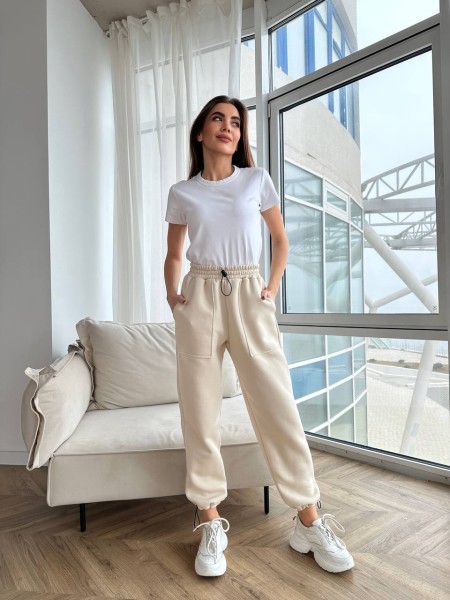 Стильні штани з накладними кишенями бежевого кольору 29056