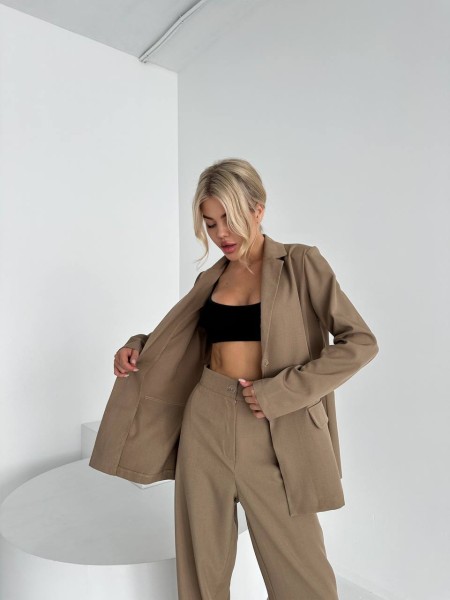 Класичний жіночий костюм кавового кольору 29169