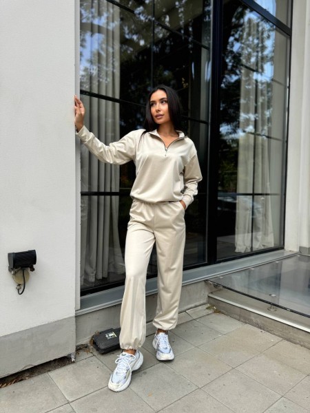 Женский спортивный костюм из трикотажа молочного цвета 29183