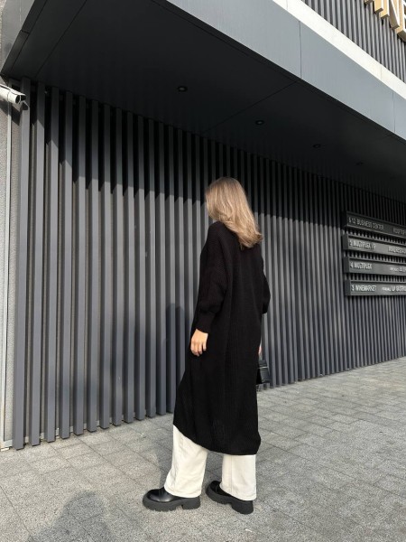 Подовжений в'язаний кардиган чорного кольору 29196