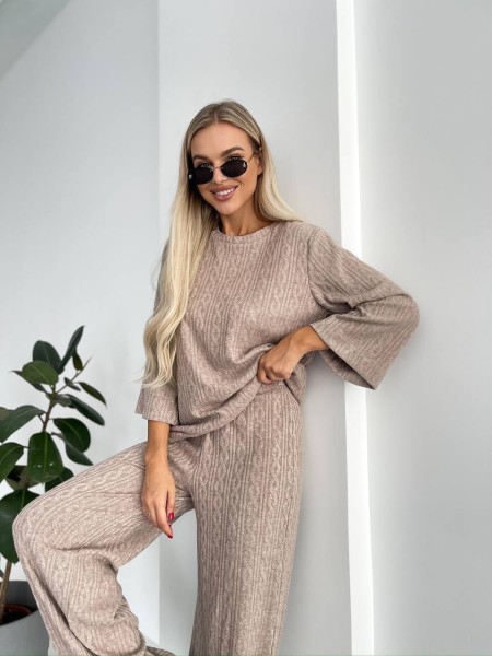 Жіночий прогулянковий костюм вільного крою бежевого кольору 29211
