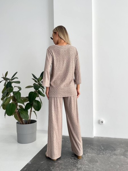 Жіночий прогулянковий костюм вільного крою бежевого кольору 29211