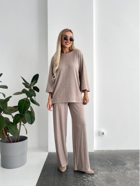 Жіночий прогулянковий костюм вільного крою бежевого кольору 29211