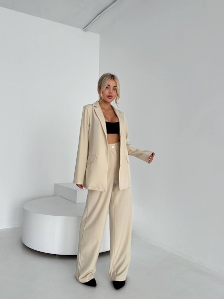 Класичний жіночий костюм бежевого кольору 29213