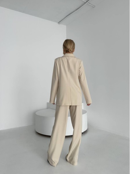 Класичний жіночий костюм бежевого кольору 29213