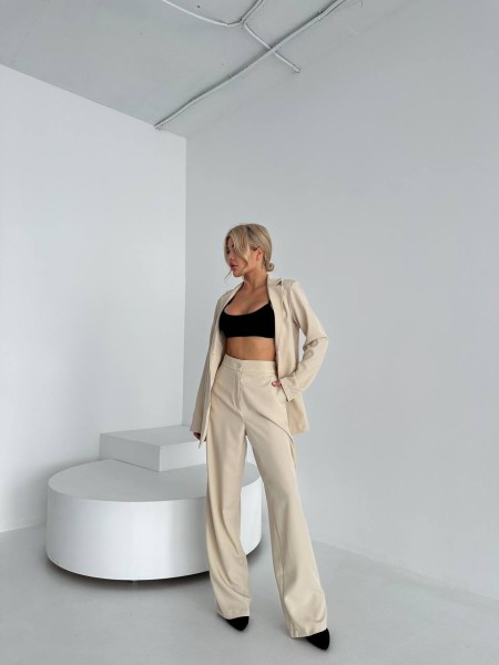 Класичний жіночий костюм бежевого кольору 29213