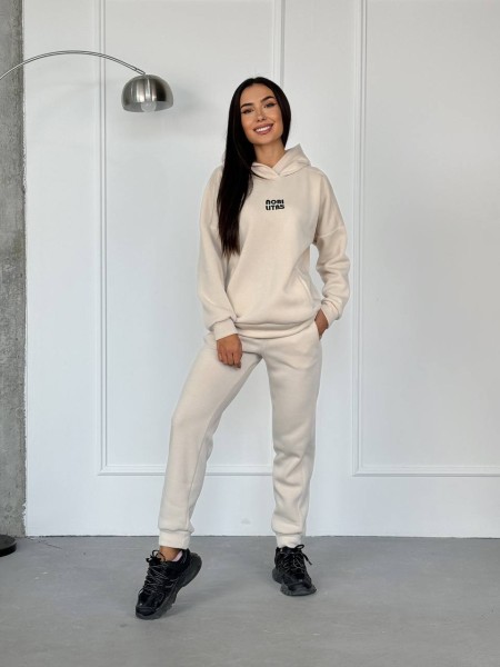 Женский теплый спортивный костюм молочного цвета 29315
