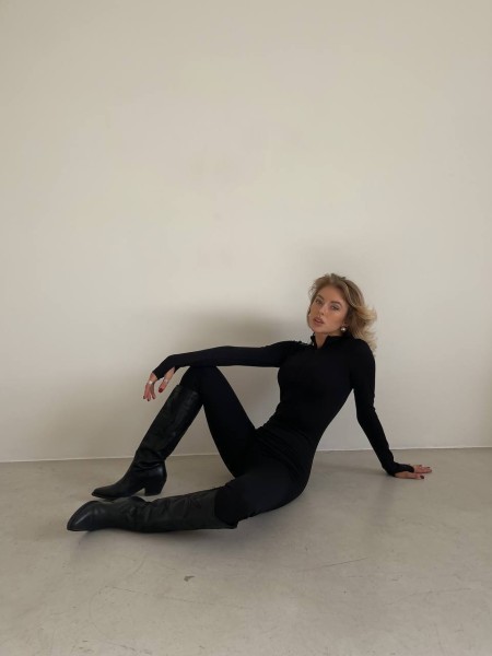 Жіночий комбінезон з начосом чорного кольору 29318