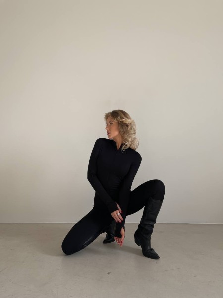 Жіночий комбінезон з начосом чорного кольору 29318