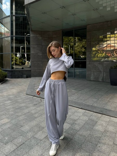 Женский прогулочны костюм свободного кроя серого цвета 29353