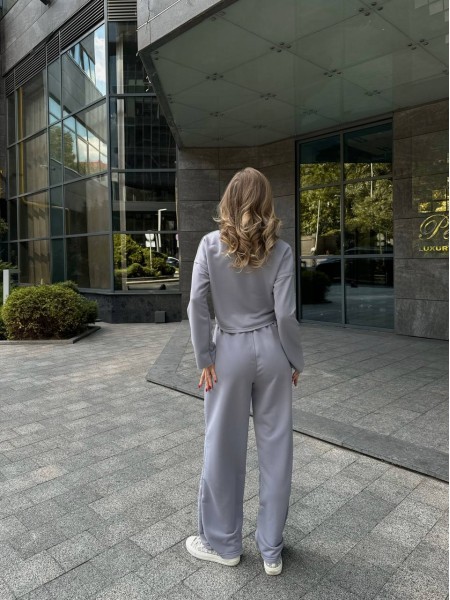 Женский прогулочны костюм свободного кроя серого цвета 29353