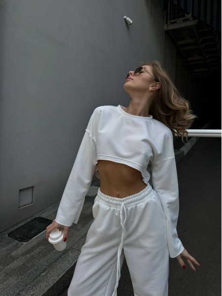 Женский прогулочны костюм свободного кроя молочного цвета 29355