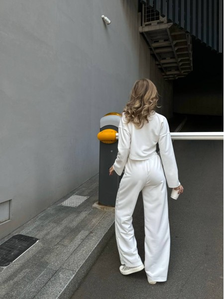 Женский прогулочны костюм свободного кроя молочного цвета 29355