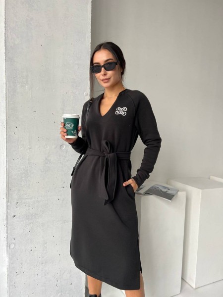 Сукня з поясом на флісі чорного кольору 29378