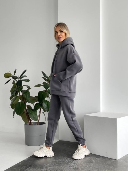 Теплый женский костюм с капюшоном графитового цвета 29397