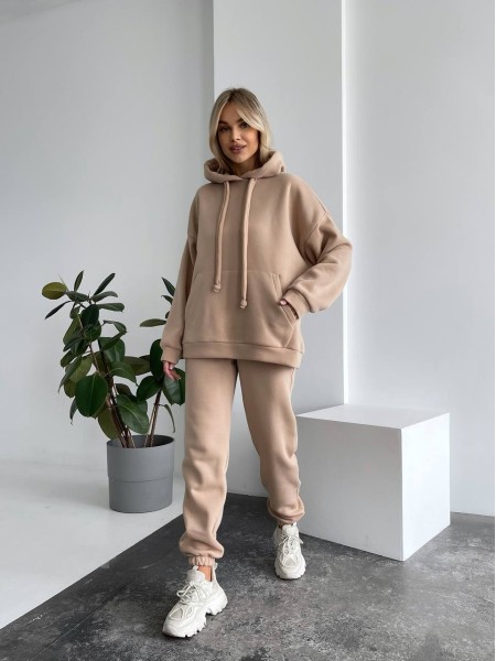 Теплый женский костюм с капюшоном бежевого цвета 29399