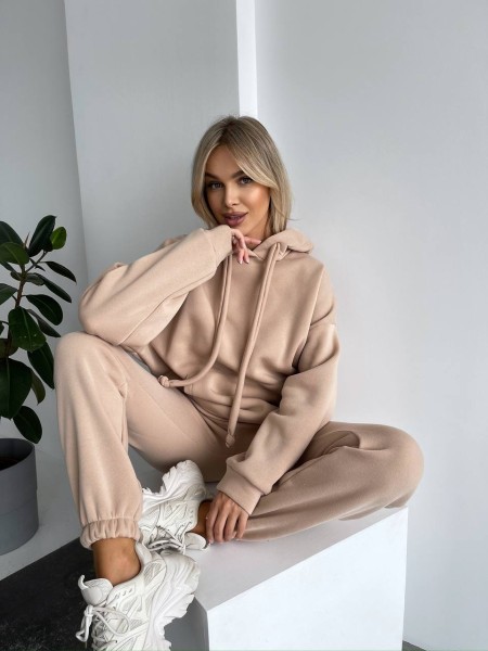Теплый женский костюм с капюшоном бежевого цвета 29399