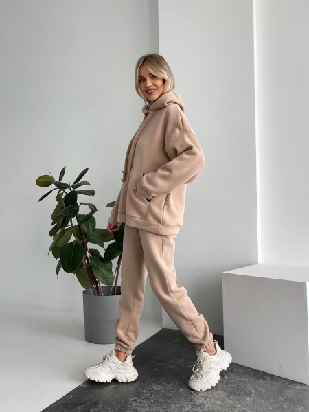 Теплый женский костюм с капюшоном бежевого цвета 29399