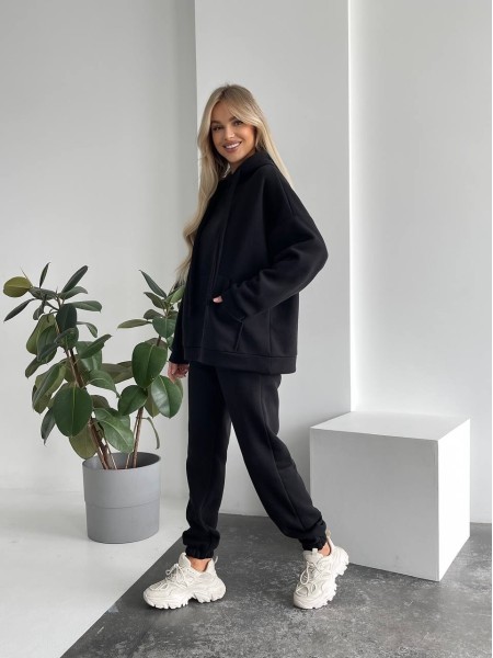 Теплый женский костюм с капюшоном черного цвета 29401