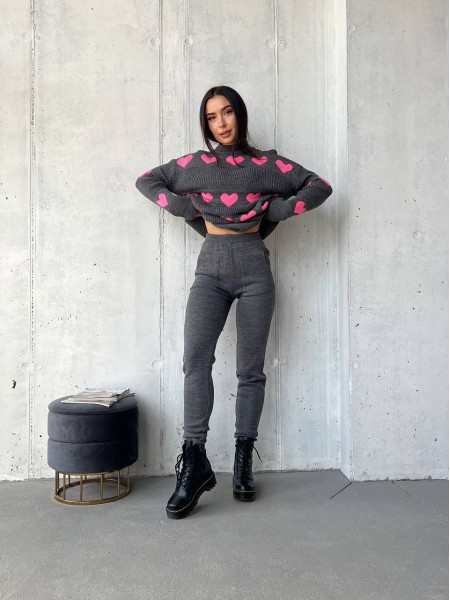 Вязаный женский костюм с сердцами графитового цвета 29418