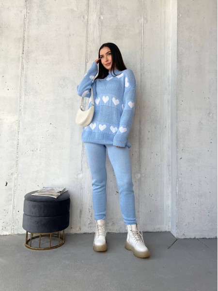 Вязаный женский костюм с сердцами голубого цвета 29420