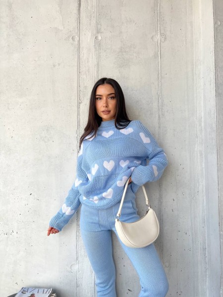 Вязаный женский костюм с сердцами голубого цвета 29420