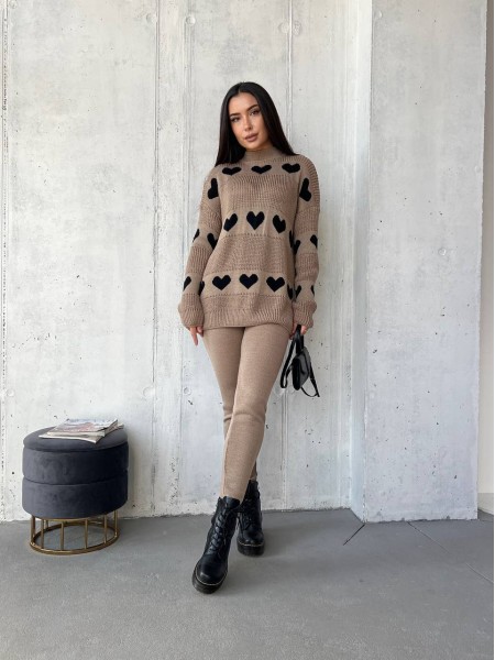 Вязаный женский костюм с сердцами кофейного цвета 29422