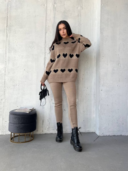 Вязаный женский костюм с сердцами кофейного цвета 29422
