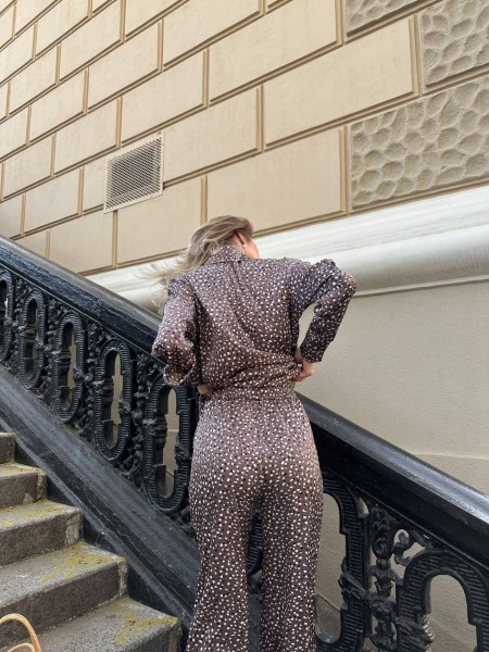 Жіночий шовковий костюм кавового кольору 29558