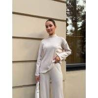 Теплий прогулянковий костюм бежевого кольору 29607