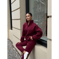 Теплий жіночий костюм бордового кольору 29610